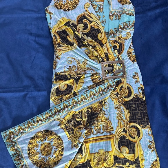 FENDACE GOWN - Picture 6 of 16